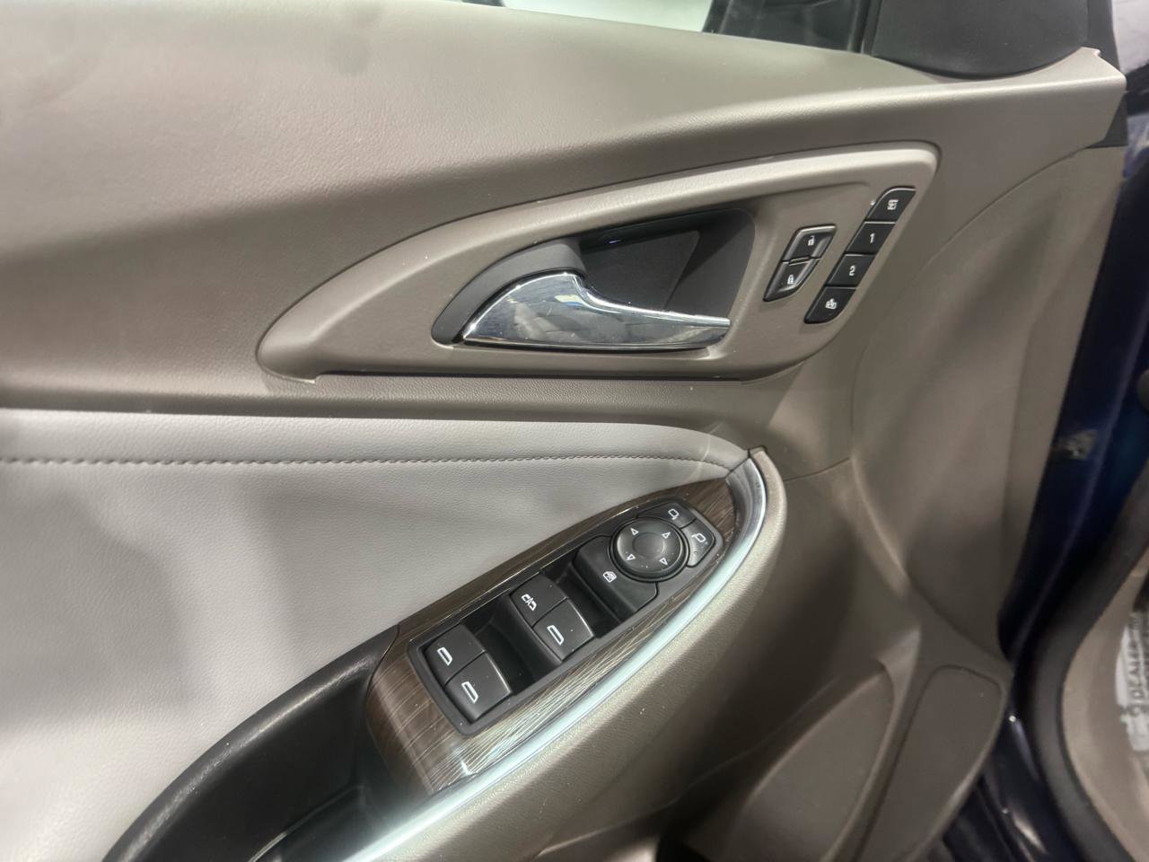 Used 2018 Chevrolet Malibu Premier w/ Premier Sun and Wheel Package FWD image 26