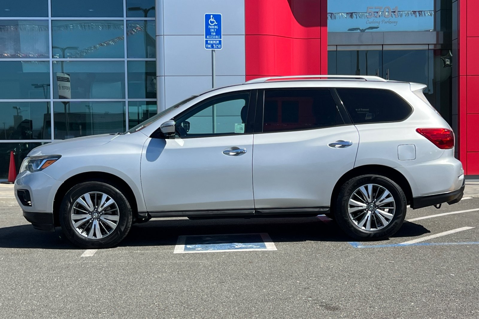 Used 2017 Nissan Pathfinder SL FWD image 7