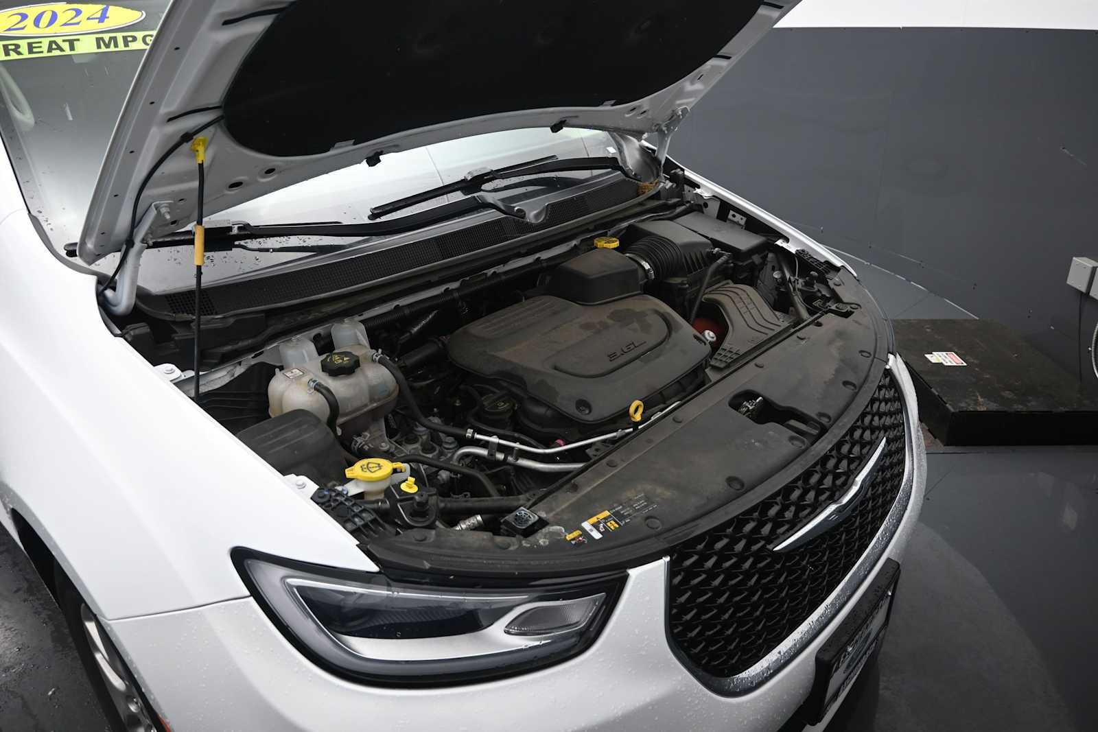 Used 2024 Chrysler Pacifica Touring-L FWD image 38