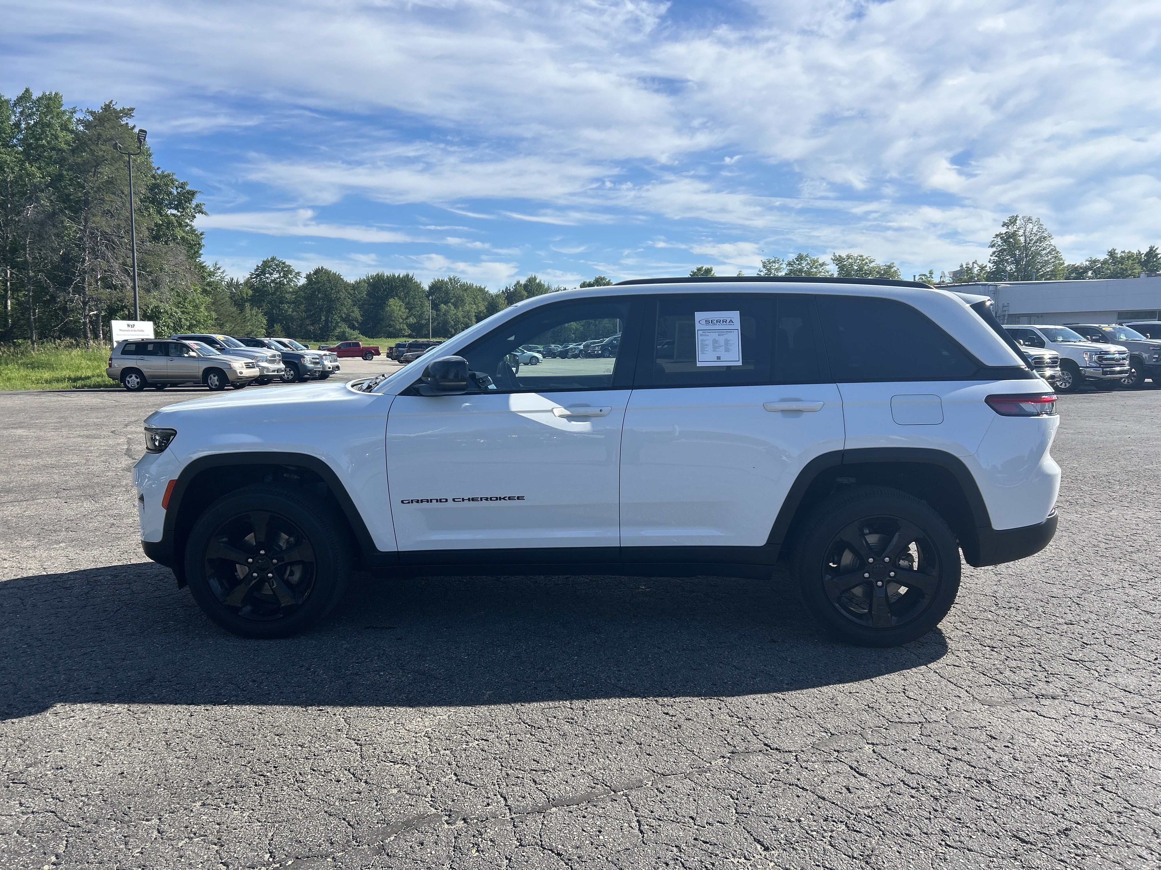 Used 2023 Jeep Grand Cherokee Altitude AWD/4WD image 6