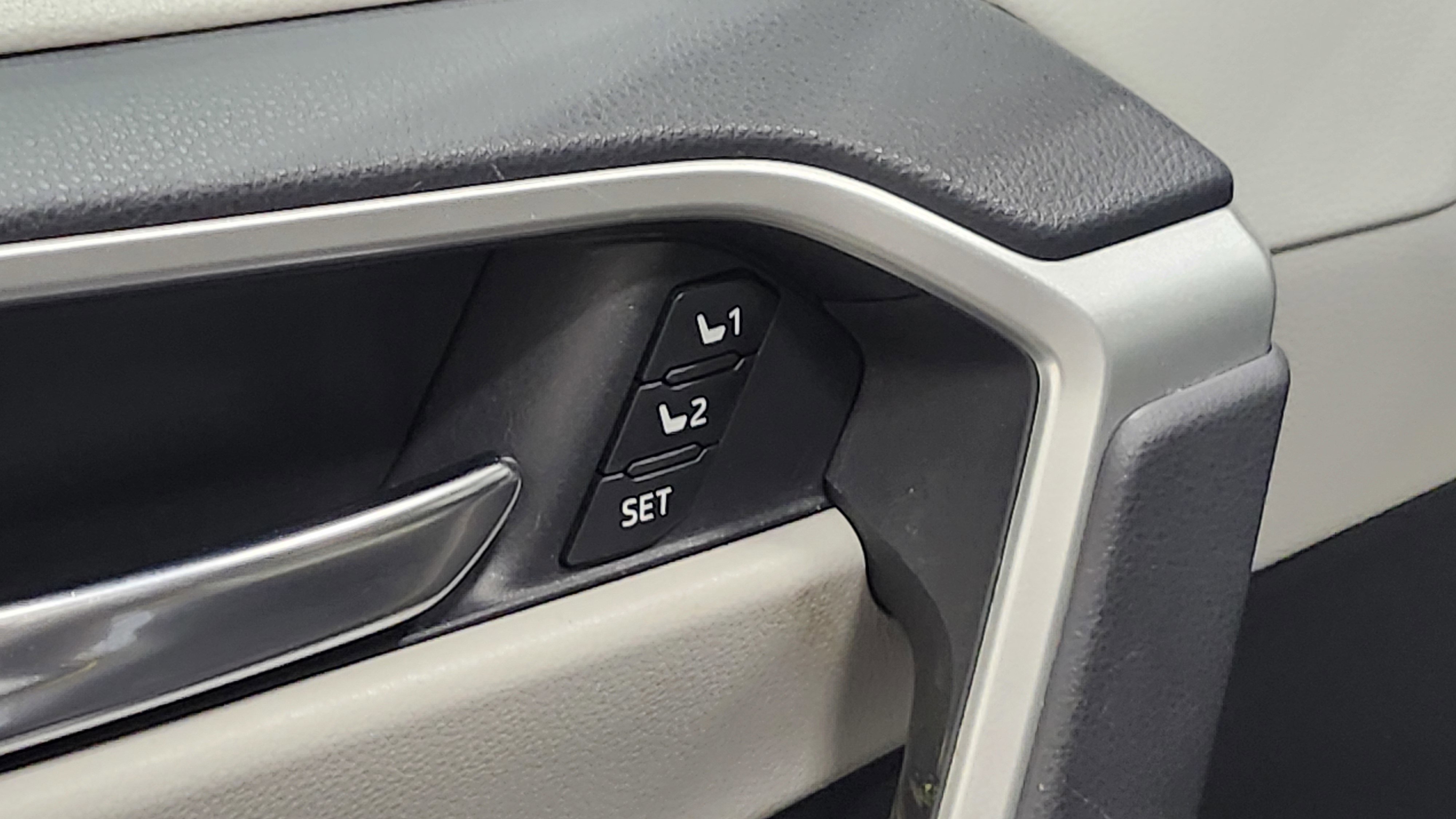 Used 2020 Toyota RAV4 XLE Premium image 21