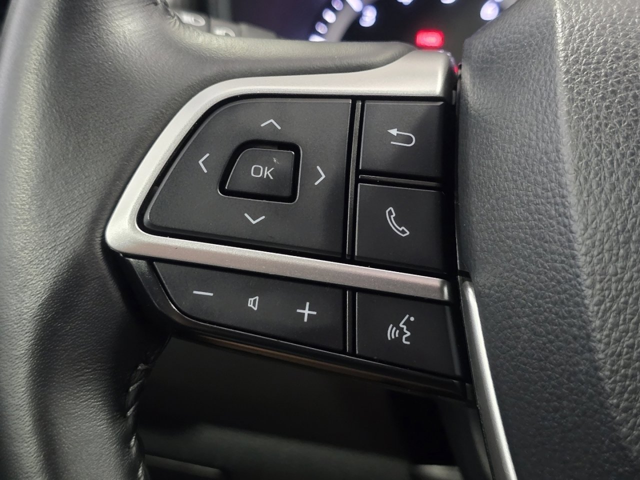 Certified 2025 Toyota Highlander LE FWD image 30