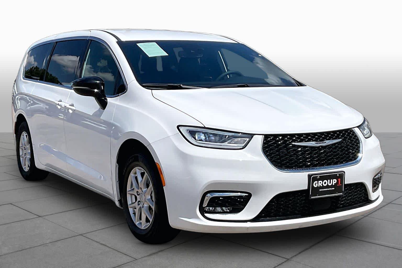 Used 2025 Chrysler Pacifica Select FWD image 3