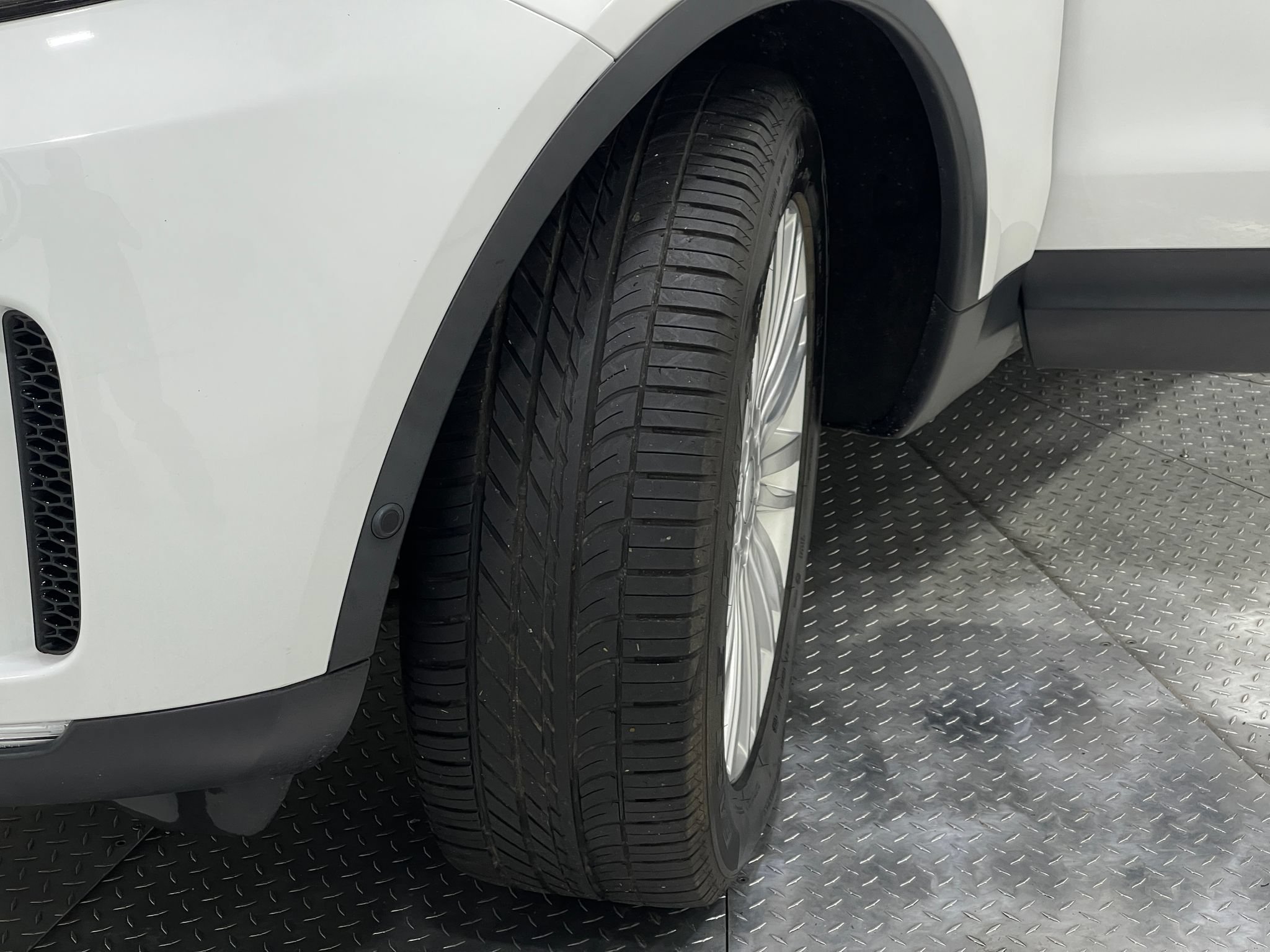 Used 2018 Land Rover Discovery HSE AWD/4WD image 36
