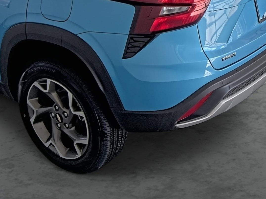Used 2025 Chevrolet Trax LT w/ Driver Confidence Package image 9