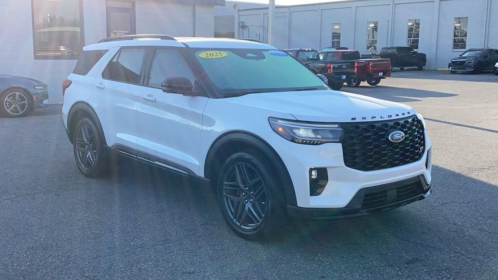 Used 2025 Ford Explorer ST image 3