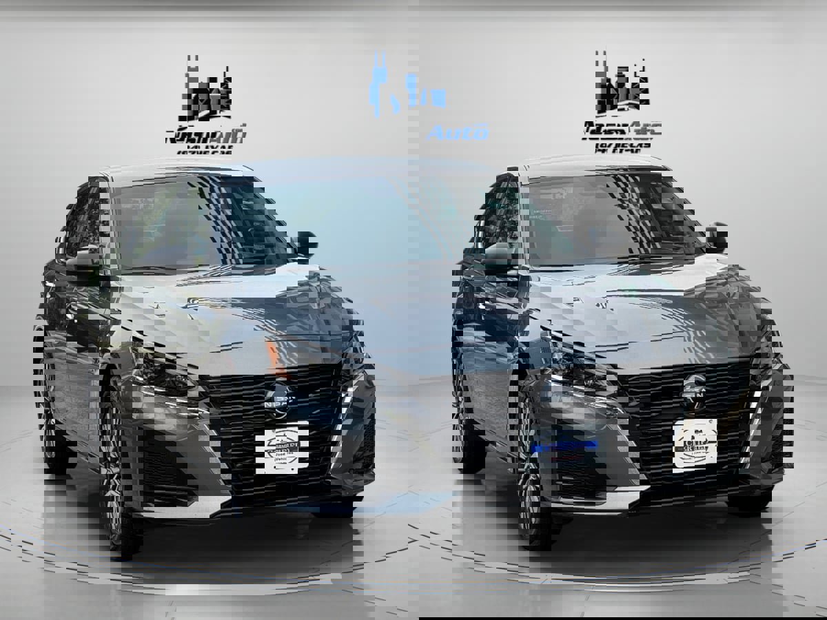 Used 2024 Nissan Altima 2.5 SV image 2