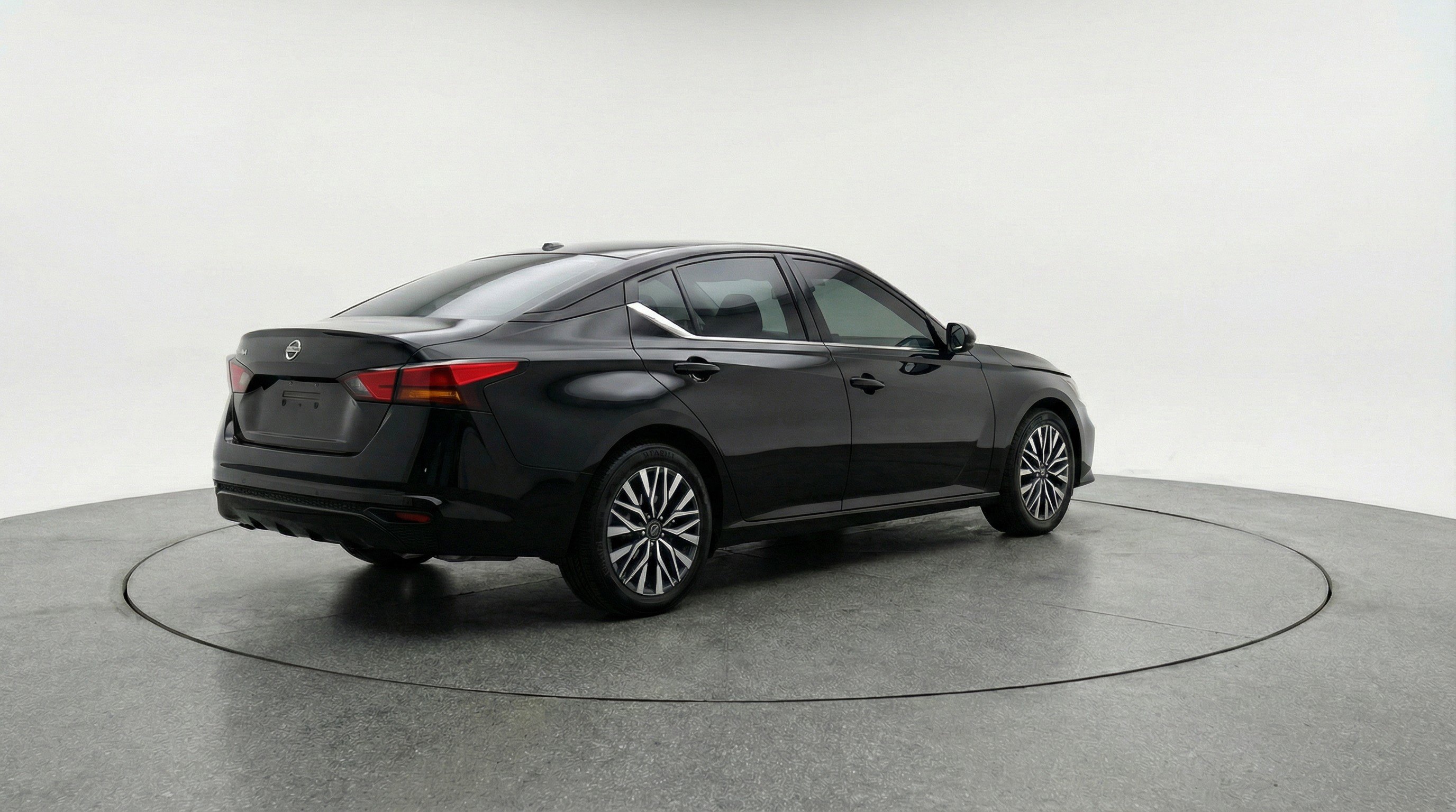 Used 2025 Nissan Altima 2.5 SV image 9