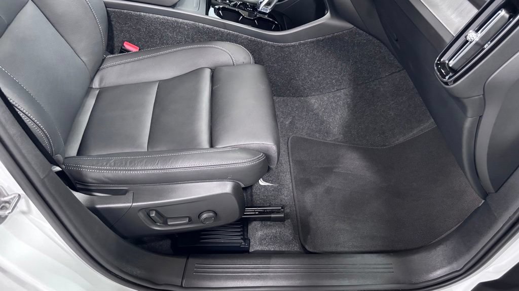 Certified 2026 Volvo XC40 B5 Plus AWD/4WD image 18
