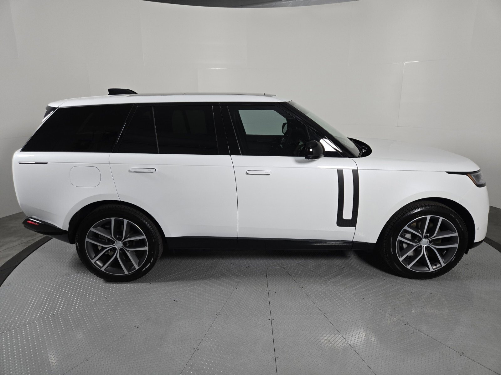 New 2025 Land Rover Range Rover SE image 16
