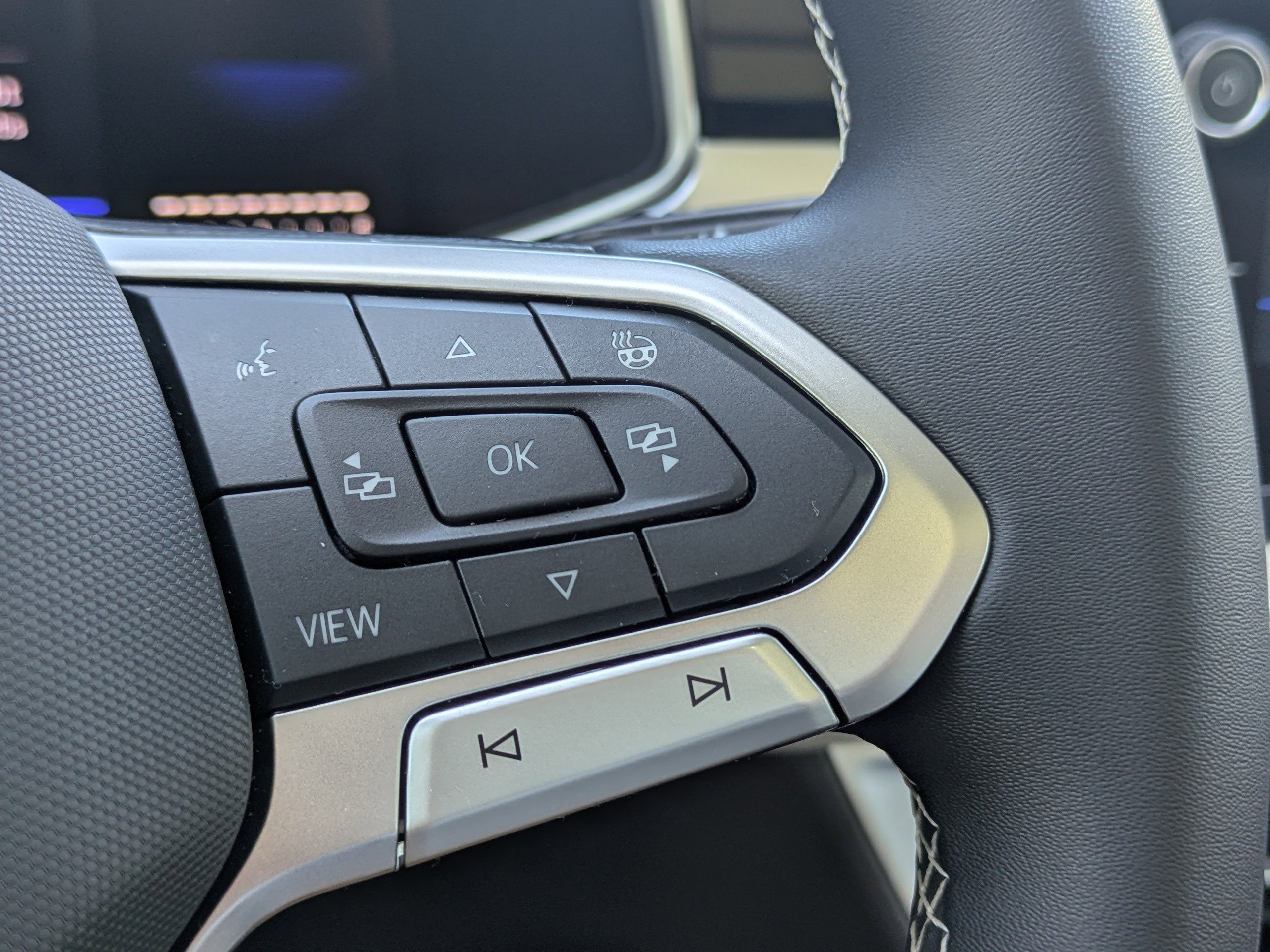 Certified 2025 Volkswagen Taos SE image 27