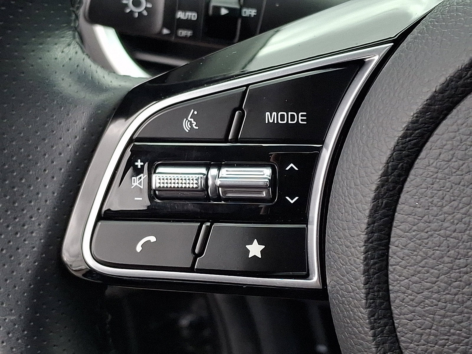 Certified 2025 Kia Seltos SX w/ SX Sunroof Package image 22