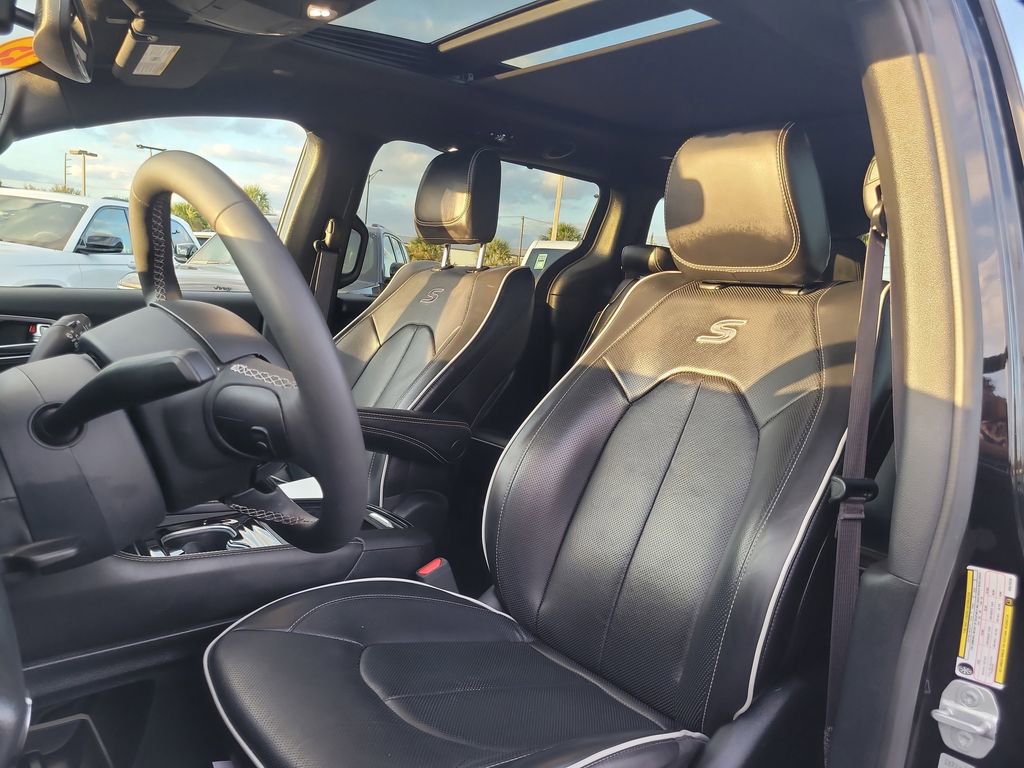 Certified 2025 Chrysler Pacifica Limited image 18