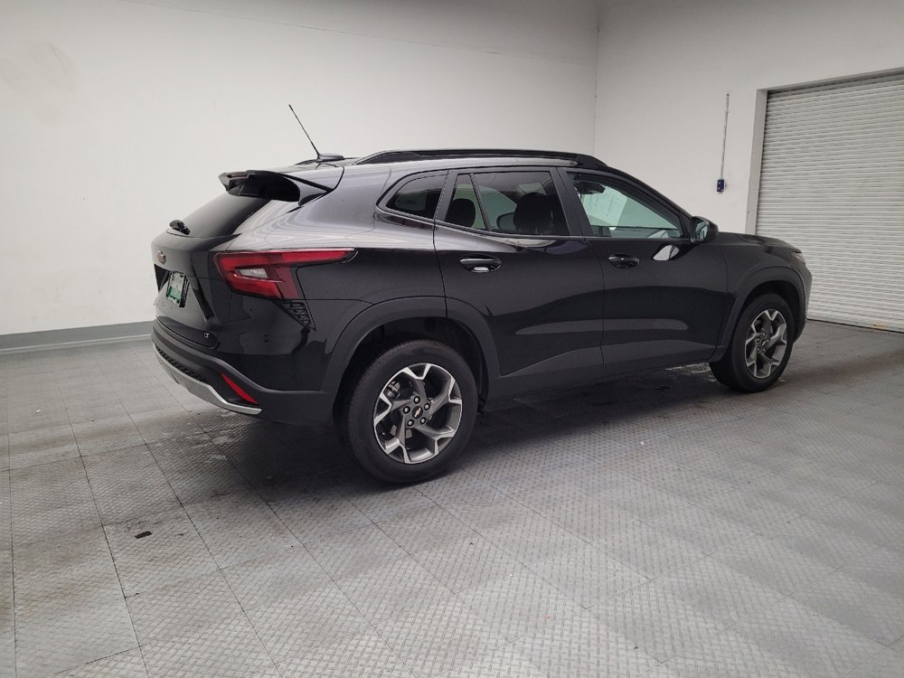 Used 2025 Chevrolet Trax LT w/ LT Convenience Package image 10