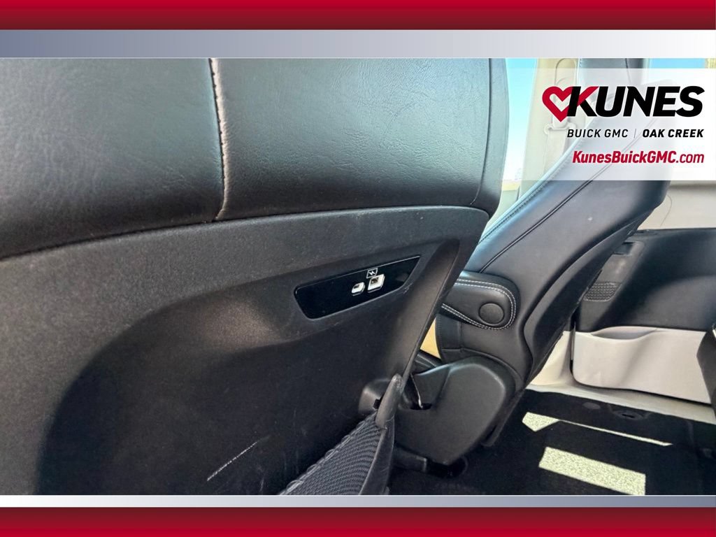 Used 2023 Chrysler Pacifica Touring-L FWD image 9
