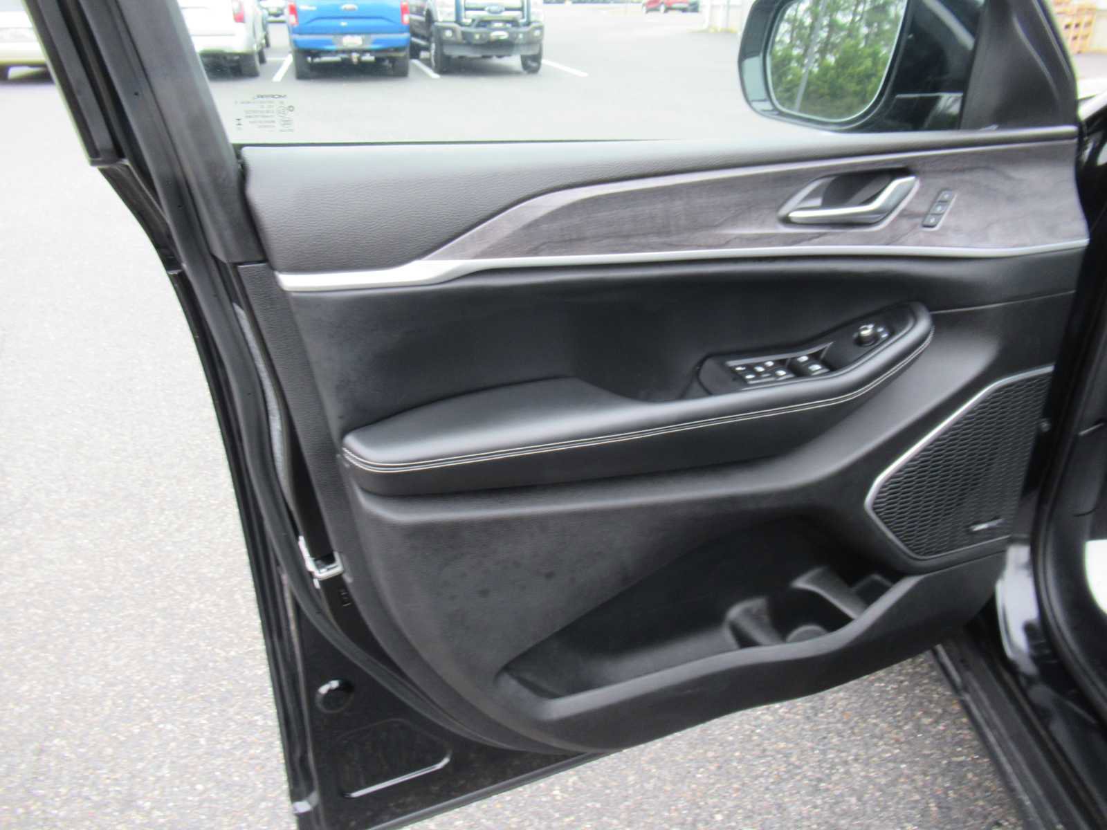 Used 2023 Jeep Grand Cherokee 4WD 4xe w/ Luxury Tech Group II image 16