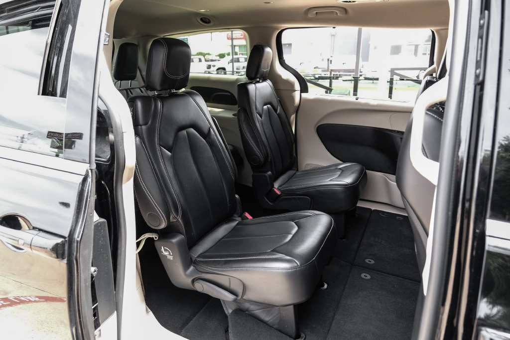 Used 2024 Chrysler Pacifica Touring-L FWD image 49