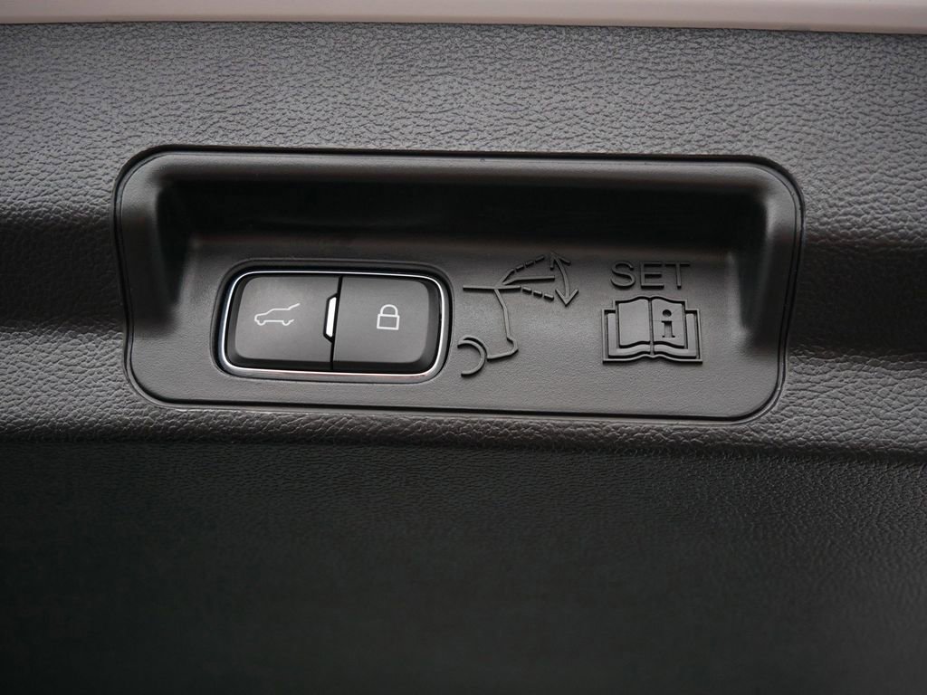 Used 2020 Ford Explorer XLT w/ Comfort Package image 22