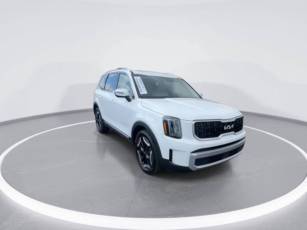 Used 2024 Kia Telluride EX w/ EX Captain's Chair Package FWD image 2