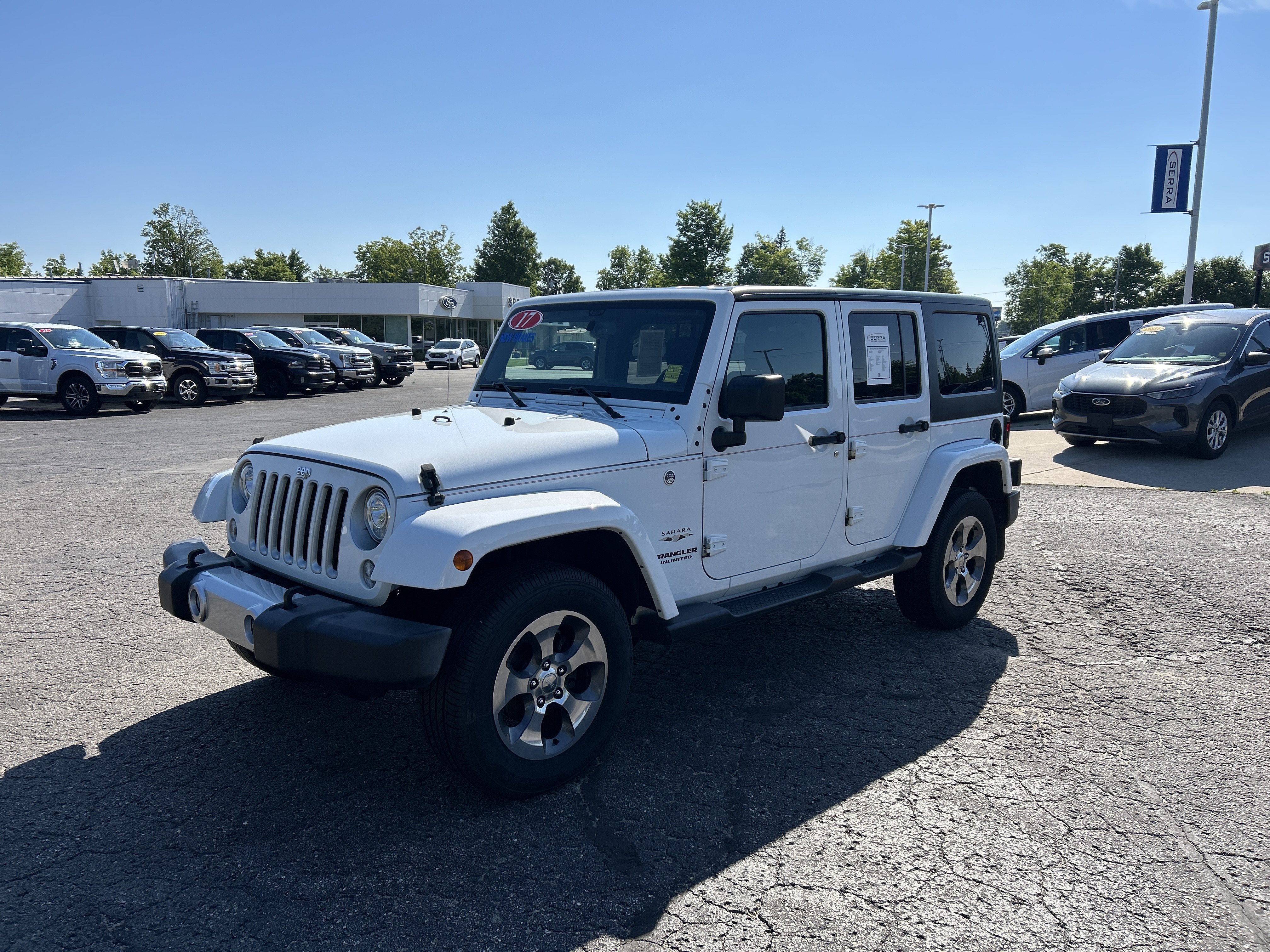 Used 2017 Jeep Wrangler Unlimited Sahara w/ Connectivity Group AWD/4WD image 7