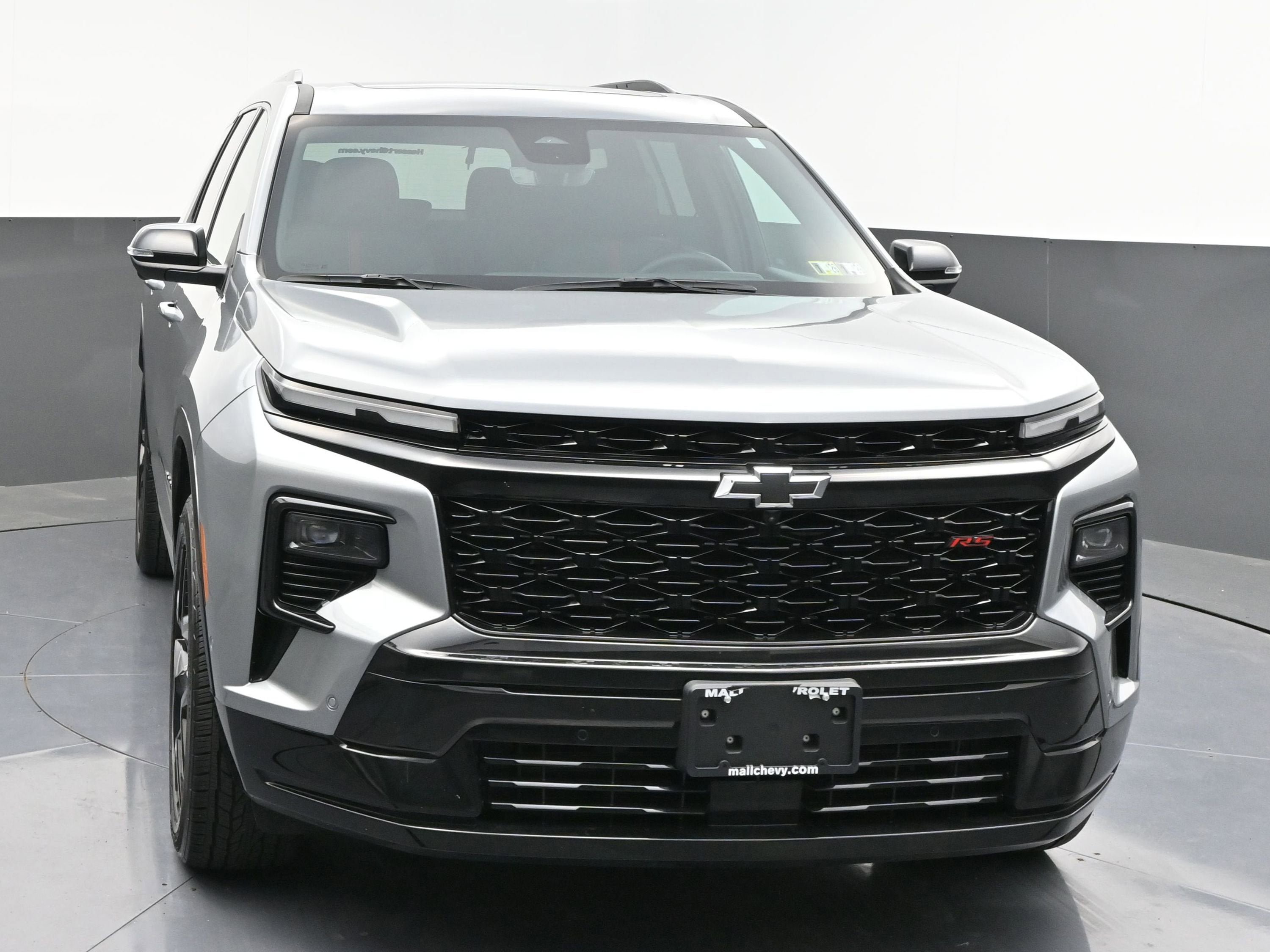 Used 2024 Chevrolet Traverse RS FWD image 2