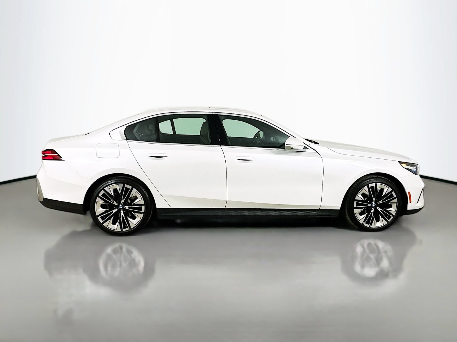 Used 2025 BMW 530i xDrive w/ Premium Package AWD/4WD image 4