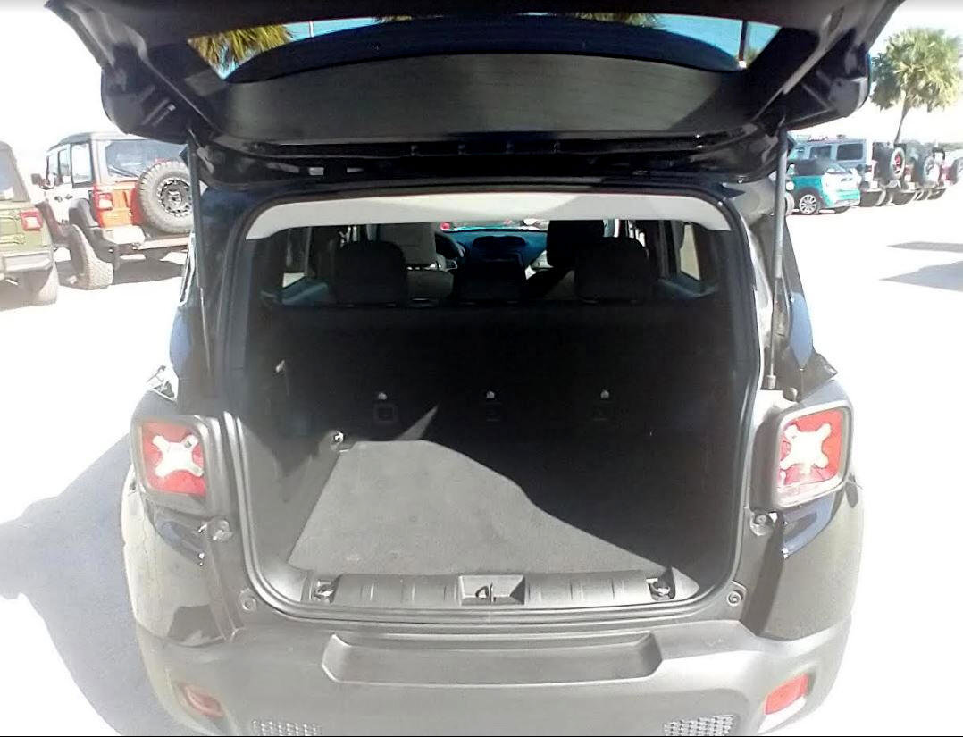 Used 2020 Jeep Renegade Latitude w/ Cold Weather Group image 9