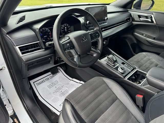 Used 2024 Mitsubishi Outlander SE Black Edition FWD image 13
