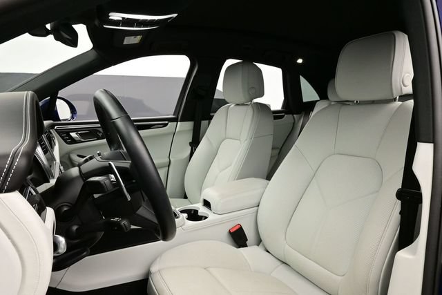 Certified 2025 Porsche Macan AWD/4WD image 5