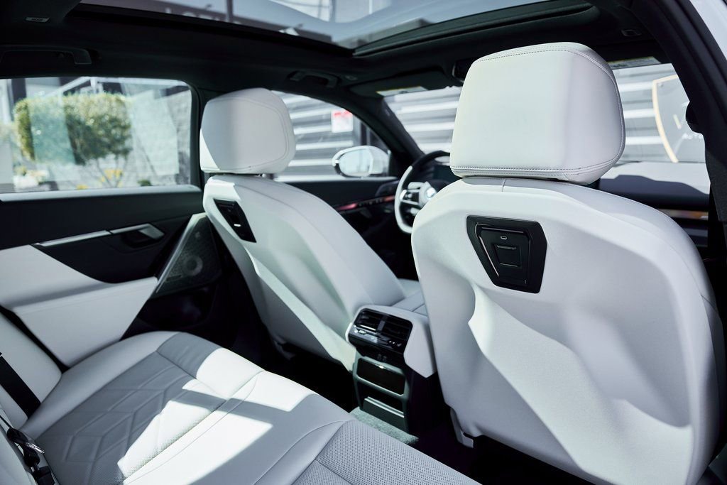 Used 2026 BMW 550e xDrive image 37