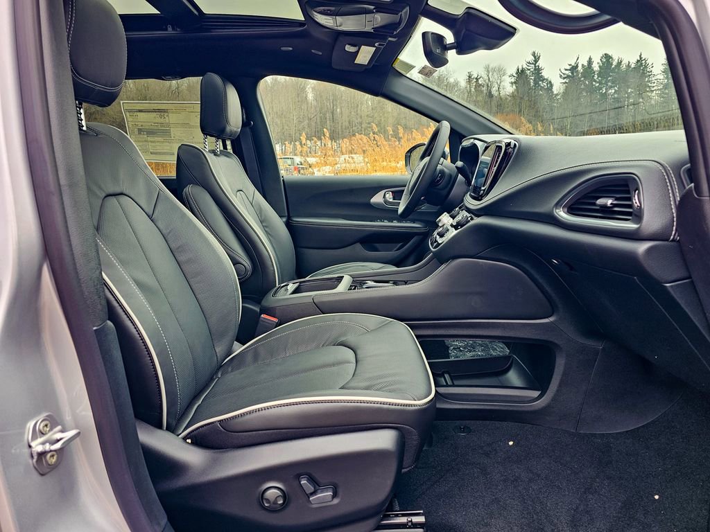 New 2026 Chrysler Pacifica Limited image 42
