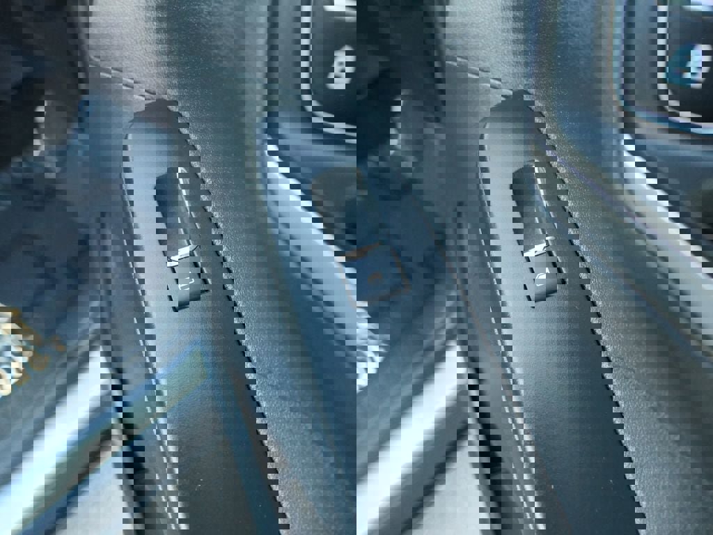 Used 2022 Ford Escape SE w/ SE Sport Appearance Package image 28