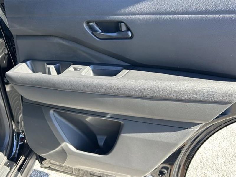Used 2025 Nissan Pathfinder SV image 19