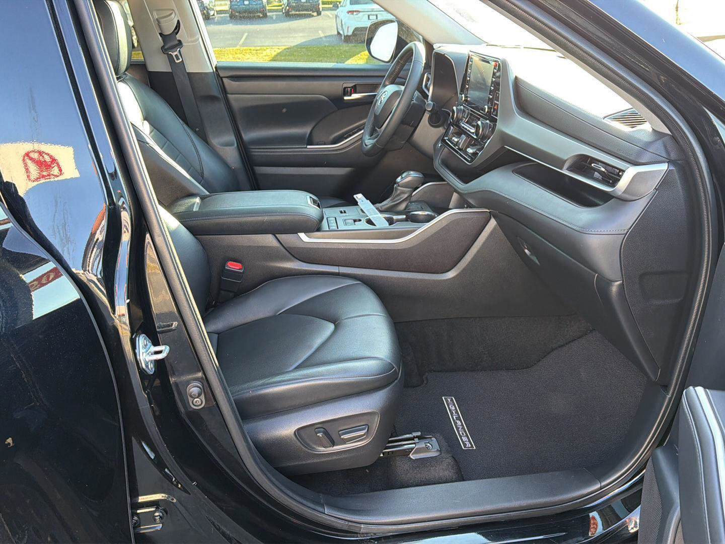 Used 2022 Toyota Highlander XLE FWD image 13