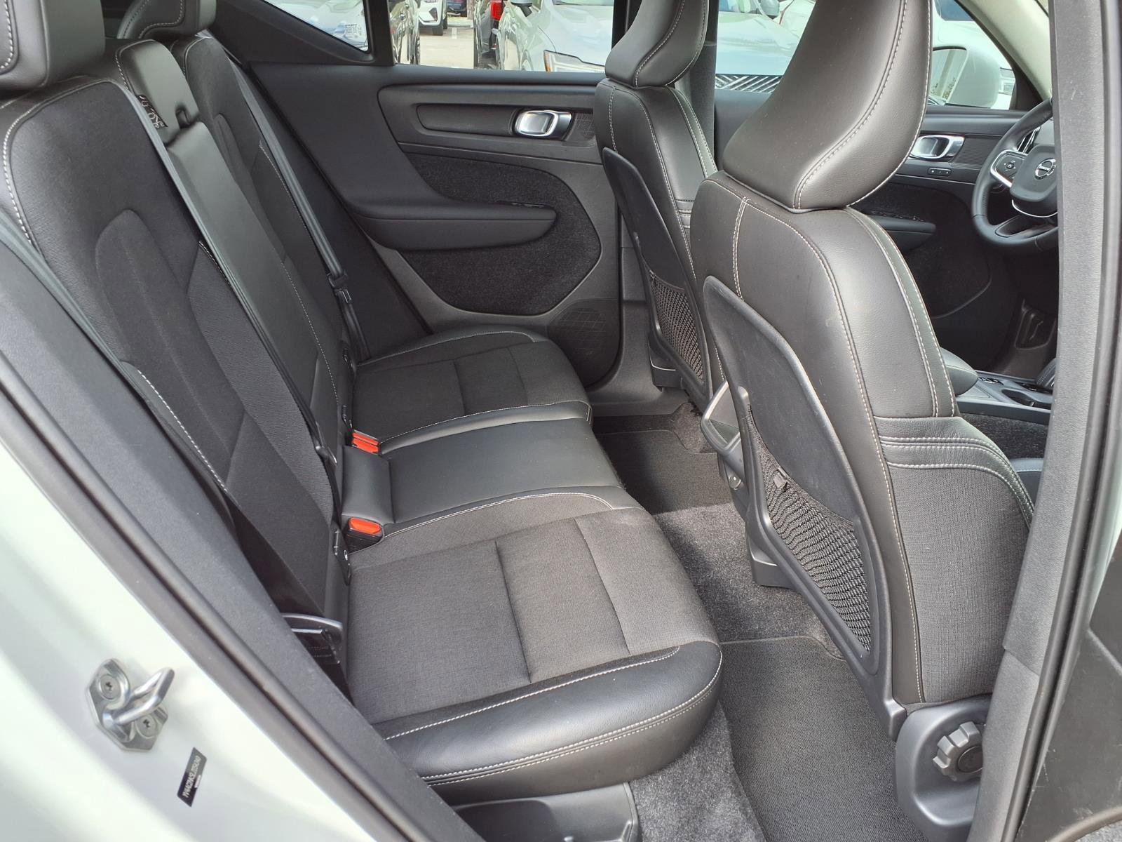 Used 2020 Volvo XC40 T4 Momentum image 15