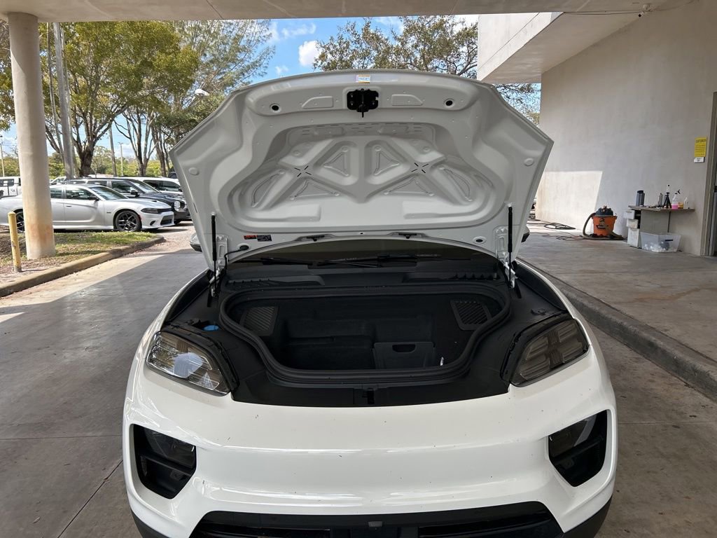 Used 2025 Porsche Macan Electric image 11