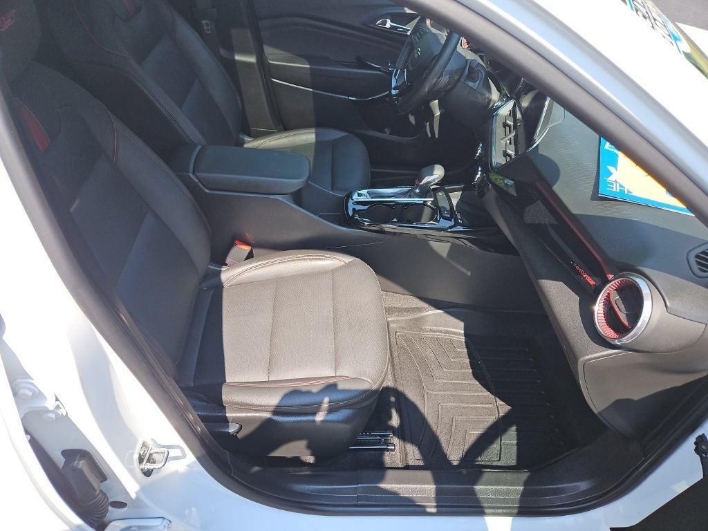 Used 2024 Chevrolet Trax RS w/ Sunroof Package FWD image 32