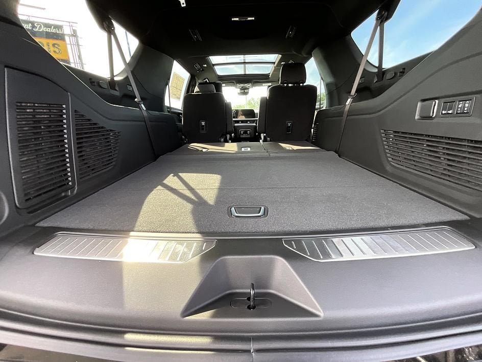 New 2026 Chevrolet Suburban High Country AWD/4WD image 19