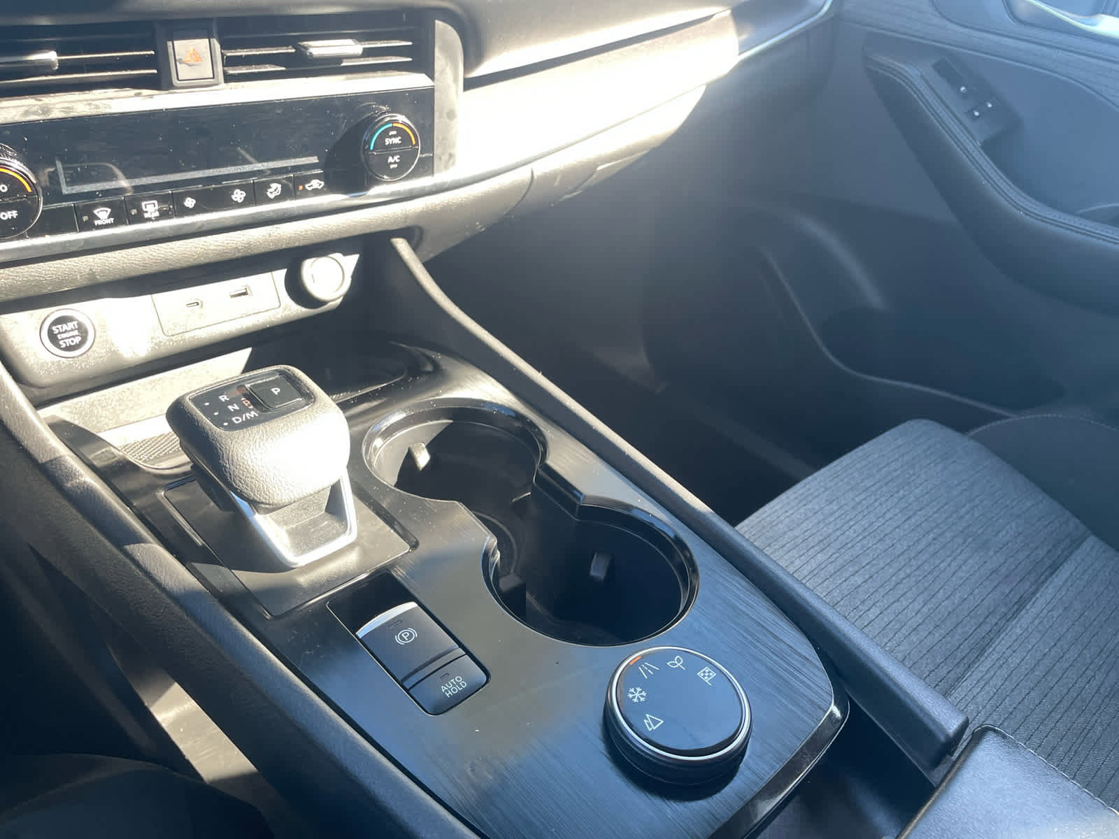 Used 2023 Nissan Rogue SV image 31