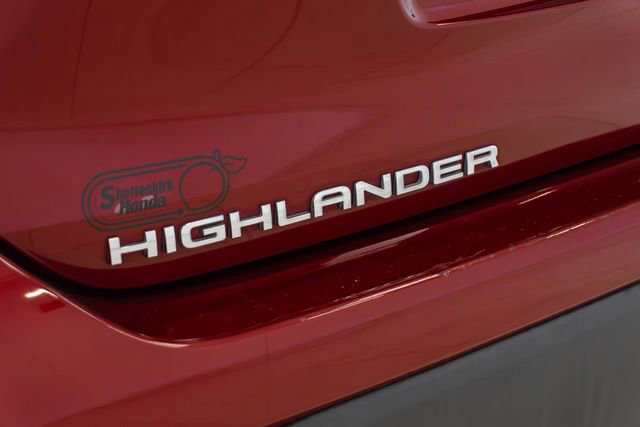 Used 2023 Toyota Highlander LE FWD image 11