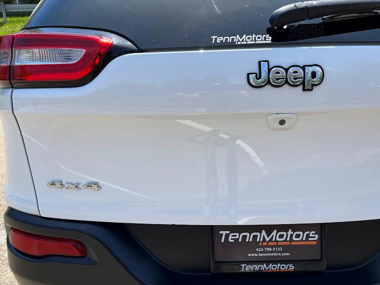 Used 2018 Jeep Cherokee Latitude Plus w/ Cold Weather Group AWD/4WD image 40