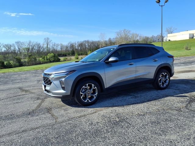 Used 2025 Chevrolet Trax LT w/ LT Convenience Package FWD image 38