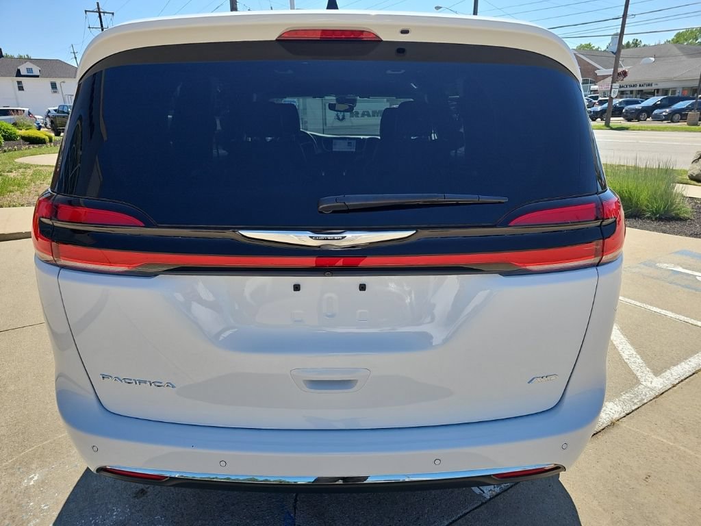 Used 2025 Chrysler Pacifica Select w/ Uconnect Theater Family Group AWD/4WD image 12