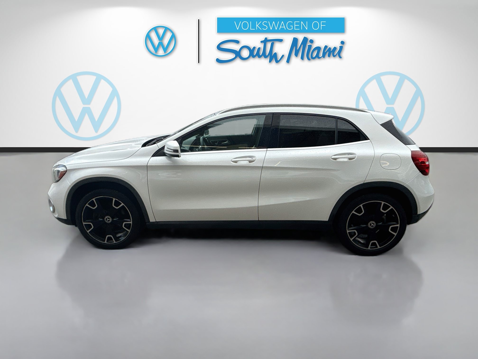 Used 2020 Mercedes-Benz GLA 250 4MATIC w/ Premium Package image 4