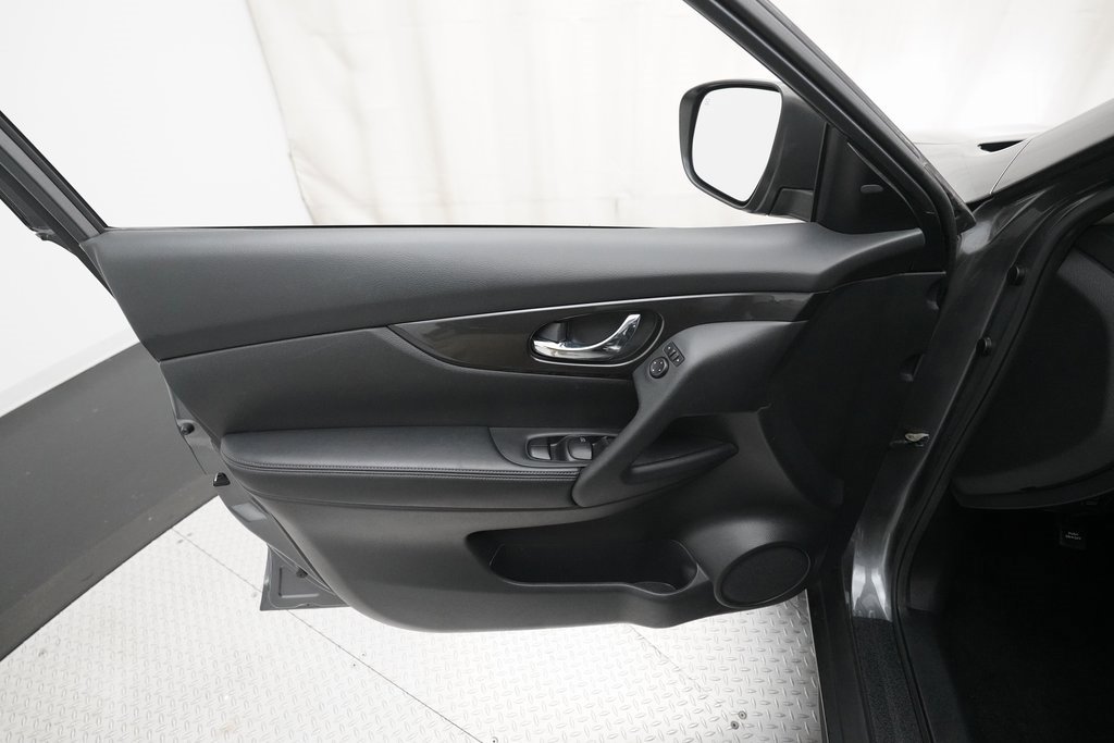 Used 2020 Nissan Rogue SV image 27