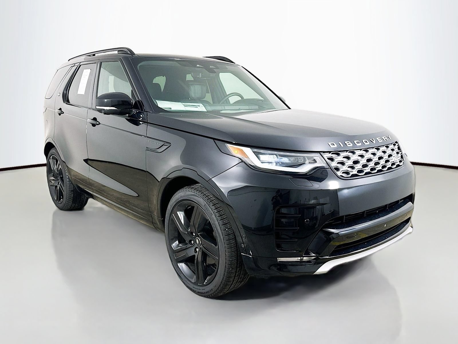 Used 2025 Land Rover Discovery Metropolitan Edition AWD/4WD image 3