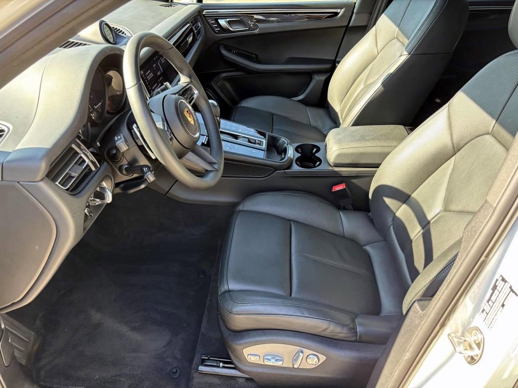 Certified 2025 Porsche Macan image 20