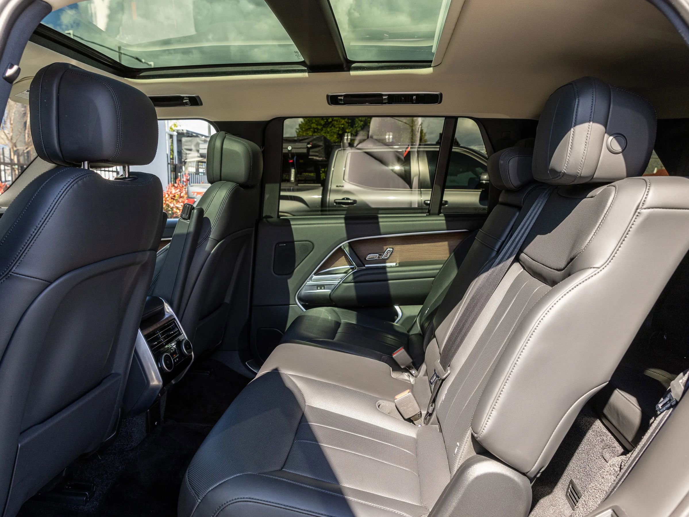 Used 2025 Land Rover Range Rover Long Wheelbase SE image 26