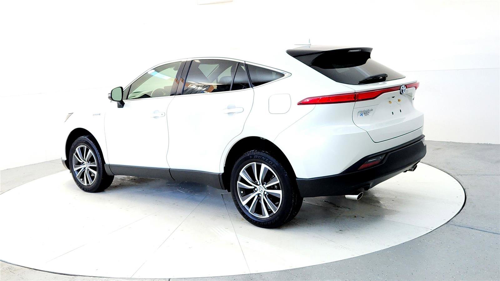 Used 2021 Toyota Venza LE w/ Carpet Mat Package (TMS) image 4