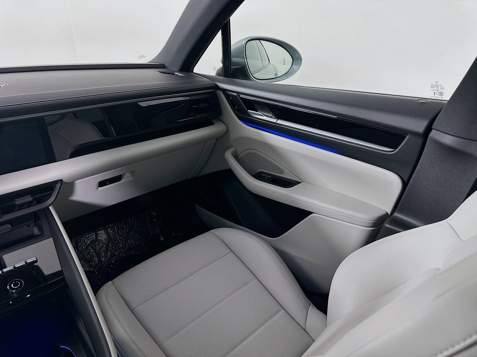 Used 2025 Porsche Macan 4 Electric AWD/4WD image 23